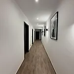 Проживание в семье Urban Design 3 Bedroom Main Bedroom *