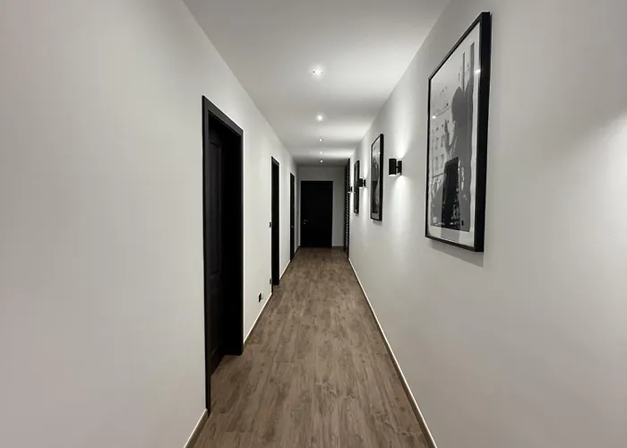 Privatunterkunft Urban Design 3 Bedroom Main Bedroom *